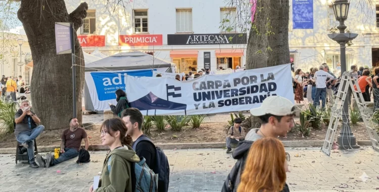 La-UNC-instalo-una-carpa-pidiendo-la-aplicacion-de-la-Ley-de-Financiamiento-Universitario-750x381-optimized
