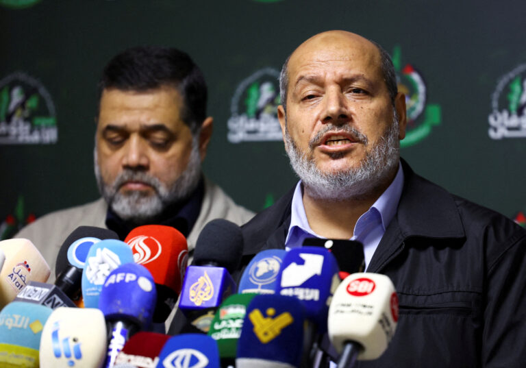 FOTO DE ARCHIVO. Responsables de Hamás, Jalil al-Haya y Osama Hamdan, asisten a una rueda de prensa en Beirut, Líbano