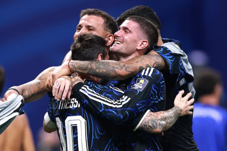 el-abrazo-entre-lionel-messi-rodrigo-de-paul-KNWMBDGJCZDT7MLMJXWCPHEQVY (1)