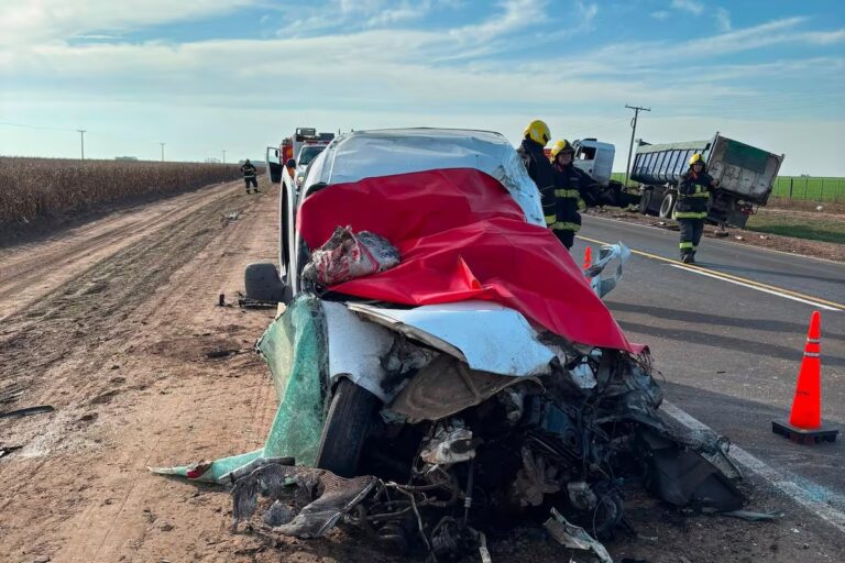 el-vehiculo-utilitario-quedo-destruido-tras-el-W2BITJP4KJAGRPPSLSWMNFDL6E