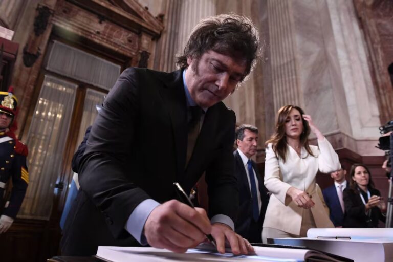 javier-milei-firma-el-libro-de-honor-en-el-BENAW5U3FZCIVB4TDKSA2ME7YA