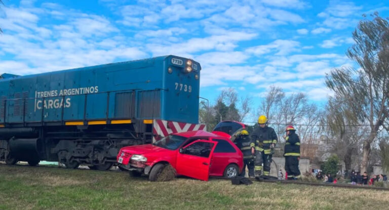 un-tren-arrollo-a-un-auto-en-arroyito-en-cordoba-imagen-gentileza-arroyito-y-el-mundo-5UO7CJEQPFHPFGN5SJAQ44G3RA-avif-1440×776--07-01-2026_08_14_PM