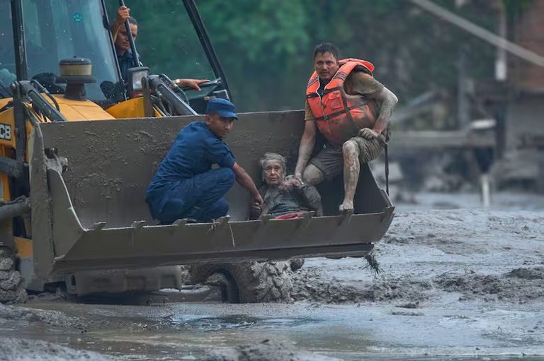 los-rescatistas-utilizan-una-excavadora-para-Y5RVIJ6FHNCMVACBXS76NBNZOQ