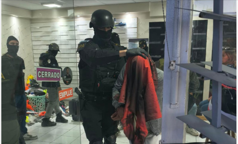 CÓRDOBA-OFRECÍAN-ZAPATILLAS-EN-LA-PEATONAL-Y-OCULTABAN-DROGAS-EN-SU-INTERIOR-TRES-DETENIDOS-–-MPF-Córdoba-09-29-2026_08_26_AM