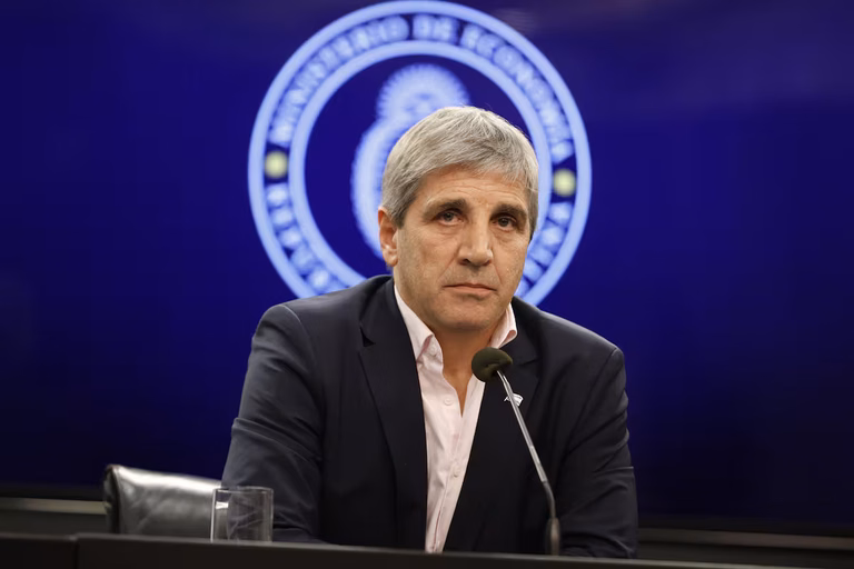 el-ministro-de-economia-luis-toto-caputo-hablara-UDD6S5HNHJBHNL57Q3GJIRGH3U
