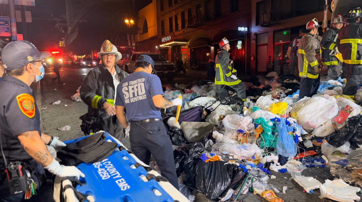 los-bomberos-retiraron-los-residuos-de-manera-controlada-hasta-encontrar-al-hombre-con-vida-foto-departamento-de-bomberos-de-san-francisco-QI7YK5CKCRAULF7MNYDK2J5FCU